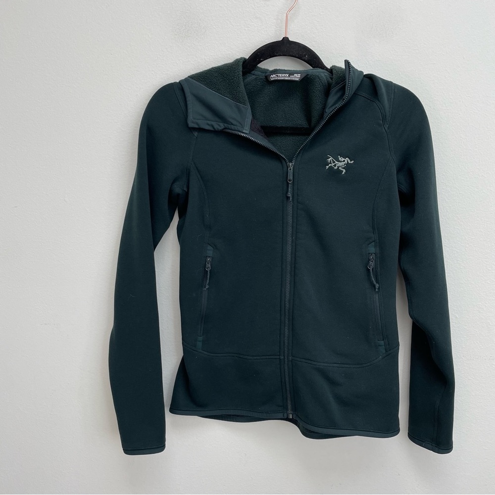 Arc’Teryx Women’s Black Long Sleeve Wicking Jacket size XS solid black with hood